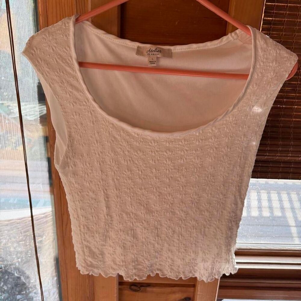 White daisy patterned crop top with scalloped hem, size L